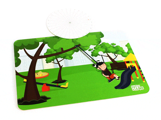 Савлуурдаж байгаа охин