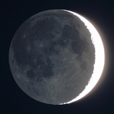 Сарны сүүдэр байгаа хэсэг нь Дэлхийгээс ойсон гэрлээр гэрэлтүүлэгдэж байна