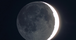 Сарны сүүдэр байгаа хэсэг нь Дэлхийгээс ойсон гэрлээр гэрэлтүүлэгдэж байна