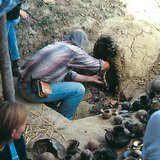 Эртний үеийн аргаар хийсэн вааран эдлэлийг шатаах зуухнаас гаргаж байна