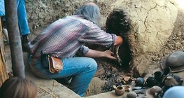 Эртний үеийн аргаар хийсэн вааран эдлэлийг шатаах зуухнаас гаргаж байна