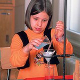 Туршилт хийж буй сурагч