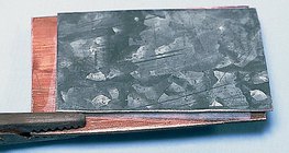 Электролитээр дамжуулан холбогдсон цайр ба зэс хавтан