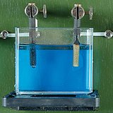 Зэсийн сульфатын (CuSO4) усан уусмал дахь зэс нь катод дээр ялгардаг