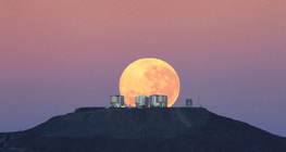 Мандаж буй сар Very Large Telescope (VLT)-ын дээр