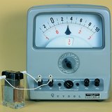 Хүхрийн хүчлийн уусмалд дүрсэн зэс, цайрын хавтангуудын хооронд хэмжиж болохоор хүчдэл үүсдэг