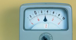 Хүхрийн хүчлийн уусмалд дүрсэн зэс, цайрын хавтангуудын хооронд хэмжиж болохоор хүчдэл үүсдэг