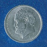 Грекийн гүн ухаантан Демокрит Грекийн зоосон мөнгөн дээр дүрслэгдсэн байдаг