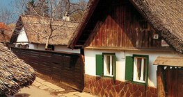 Сүрлэн дээвэрт байшин