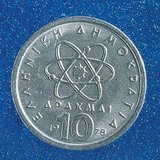 Грекийн гүн ухаантан Демокрит Грекийн зоосон мөнгөн дээр дүрслэгдсэн байдаг