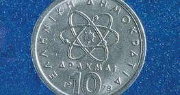 Грекийн гүн ухаантан Демокрит Грекийн зоосон мөнгөн дээр дүрслэгдсэн байдаг