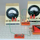 Цахилгаан эх үүсвэрийн цахилгаан орон нь гүйдлийг үүсгэдэг