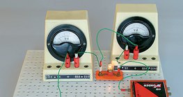 Цахилгаан эх үүсвэрийн цахилгаан орон нь гүйдлийг үүсгэдэг