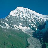 Гималайн нуруунд орших 7,234 м өндөр Лангтанг Лирунгийн мөсөн голын урсгал