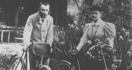 Пьер Кюри (1859–1906) болон түүний эхнэр Мари Кюри (1867–1934)