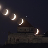 Жаргаж буй сарны цуврал зураг