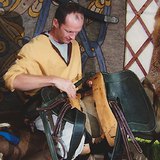 Эмээлч мужаан ажил дээрээ