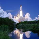 Атлантис сансрын хөлгийг хөөргөж буй нь