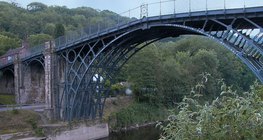 Дэлхийн анхны төмөр гүүр болох Iron Bridge