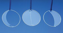 Шингэний молекулуудын таталцлыг харуулах