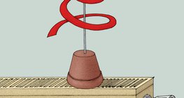 Халаагуур дээр байрлуулсан цаасан могой