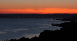 Галт уулын дэлбэрэлтийн дараа жаргаж буй нар