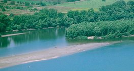 Дунай мөрний ёроол харагдаж буй нь