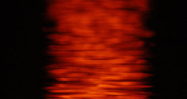 Усан дээр туссан жаргаж буй нар