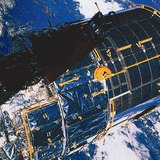 Хаббл сансрын дуран, ар талд нь Дэлхий