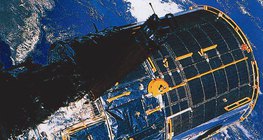 Хаббл сансрын дуран, ар талд нь Дэлхий