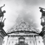 Прагын цайзын чимэглэсэн хаалга