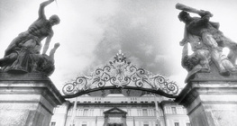 Прагын цайзын чимэглэсэн хаалга