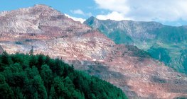 Альпийн нуруун дахь төмрийн хүдрийн ил уурхай