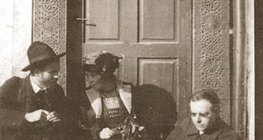 Золтан Кодаль Трансильвани дахь уламжлалт ардын аялгуу тэмдэглэж авах аяныхаа үеэр эхнэр, Бела Барток нарын хамтаар (1912)