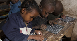 Мадагаскар дахь сургуулийн сурагчид