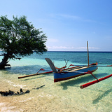 Тэнгисийн эрэг дээрх завь