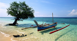 Тэнгисийн эрэг дээрх завь