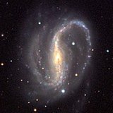 Эллипс хэлбэртэй (зүүн), спираль хэлбэртэй (төв) болон жигд бус хэлбэртэй галактик