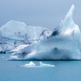 Зөв бус хэлбэртэй мөсөн уул