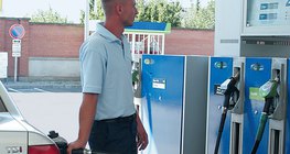 Шатахуун түгээх станцад машиндаа шатахуун хийж байна