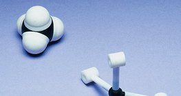 Метаны молекулын бөмбөлөг болон иштэй бөмбөлөг загвар