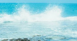 Далайн эргийн хадан дээр урсах долгион