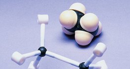 Этаны молекулын хамгийн бага энергитэй бүтцийн бөмбөлөг болон иштэй бөмбөлөг загварууд