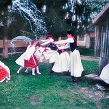 Улаан өндөгний баярын ус шүршилт (Унгарын ардын заншил)