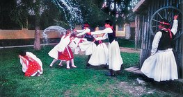 Улаан өндөгний баярын ус шүршилт (Унгарын ардын заншил)