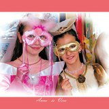 Багт наадмын хувцас өмссөн охид