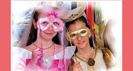 Багт наадмын хувцас өмссөн охид