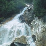 Хурдан урсгалтай, өндөрөөс урсах уулын горхи