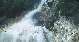 Хурдан урсгалтай, өндөрөөс урсах уулын горхи