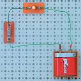 Битүү тойрогт электронууд гүйдлийн үүсвэрийн сөрөг төгсгөлөөс эерэг төгсгөл рүү чиглэн урсдаг